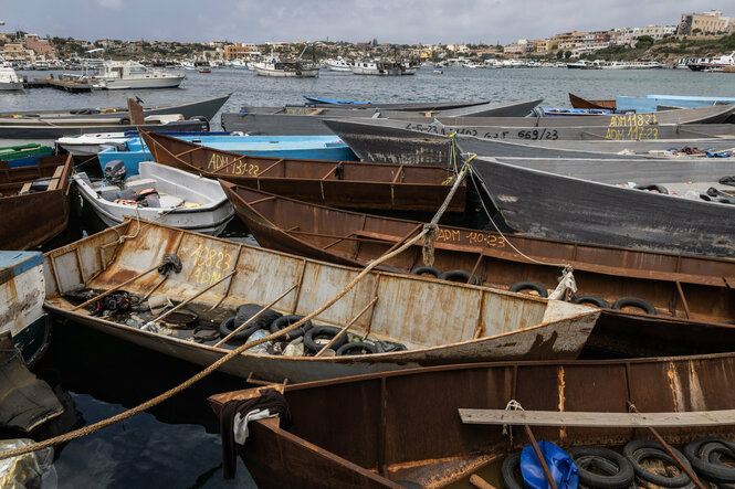 Reifenschläuche, die als improvisierte Rettungsringe verwendet wurden, liegen in Booten, mit denen Migranten von der Nordküste Afrikas das Mittelmeer zur italienischen Insel Lampedusa übergesetzt haben und nun im Hafen von Lampedusa festgemacht sind.