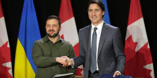 Justin Trudeau und Wolodimir Selenski geben sich vor einer gemeinsamen Pressekonferenz auf dem Parliament Hill die Hand