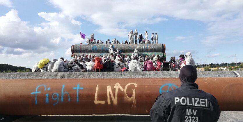 Polizistvor Protestierenden