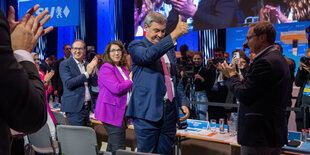 Markus Söder, CSU-Parteivorsitzender, jubelt nach seiner erneuten Wahl zum Parteivorsitzenden auf dem Parteitag der CSU.