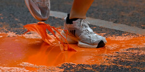 Fuß in orangener Farbe