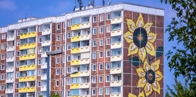 Blick auf das Sonnenblumenhaus im Rostocker Stadtteil Lichtenhagen. Unter dem Beifall von Schaulustigen kam es 1992 mehrere Tage lang vor dem damaligen Asylbewerberheim in Rostock-Lichtenhagen zu schweren Ausschreitungen Rechtsradikaler. Angegriffen wurden auch ehemalige vietnamesische DDR-Vertragsarbeiter, die in dem Wohnblock lebten.