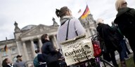 Demonstrantinnen protestieren gegen Corona-Maßnahmen vor dem Berliner Rechnung