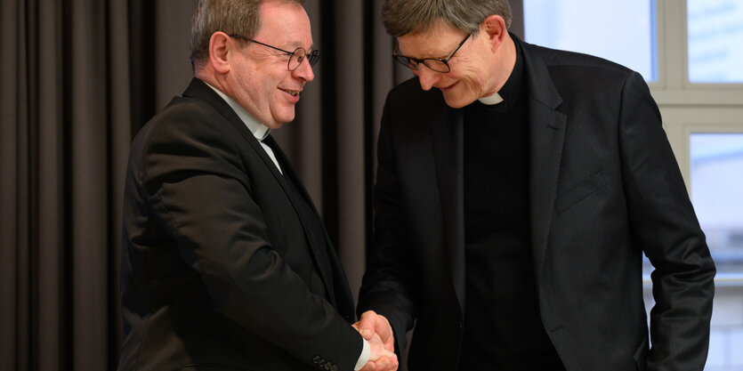 Georg Bätzing (l), Bischof von Limburg und Vorsitzender der Deutschen Bischofskonferenz, begrüßt vor Beginn der Frühjahrsvollversammlung der Deutschen Bischofskonferenz Rainer Maria Kardinal Woelki, Erzbischof von Köln