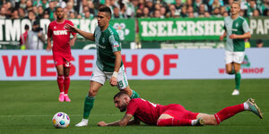 Bremens Rafael Borré (links) und Kölns Julian Chabot kämpfen um den Ball.