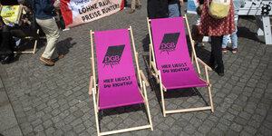 Leerer Liegestuhl der DGB Jufend auf der Demonstration am 1. Mai