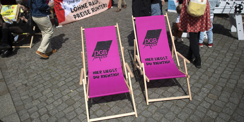 Leerer Liegestuhl der DGB Jufend auf der Demonstration am 1. Mai