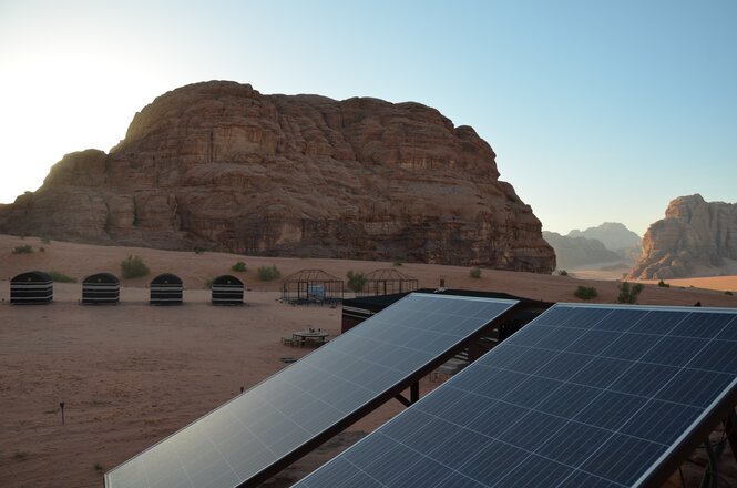 Solarpanele im Wadi Rum