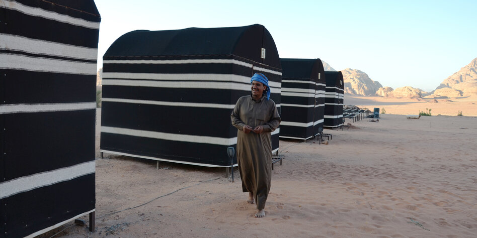 Ein Beduine vor seinen Zelten für Touristen