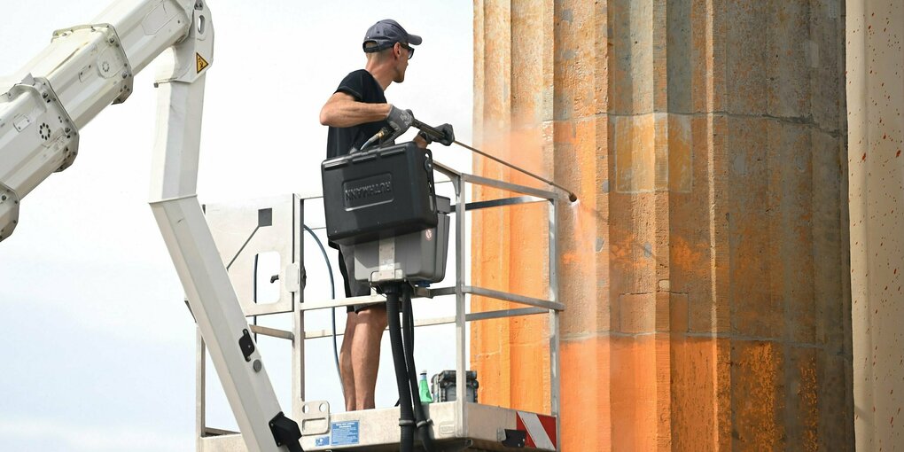 Mann reinigt das Brandeburger Tor