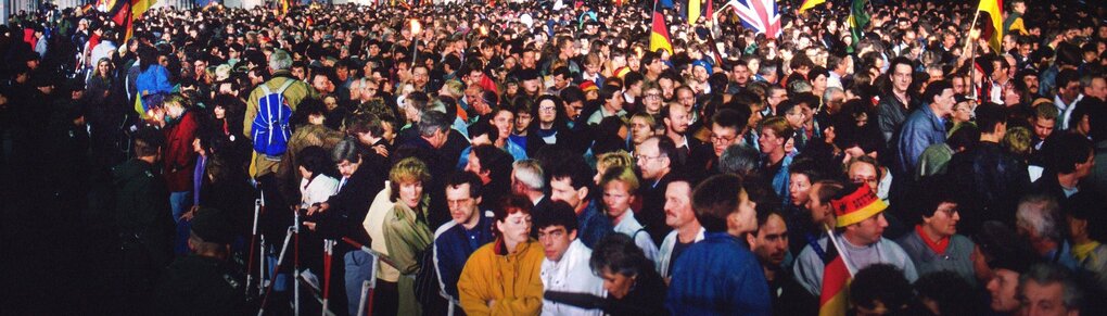 eine große Menschenmenge feiert am 3. Oktober 1990 am Brandenburger Tor die Wiedervereinignung