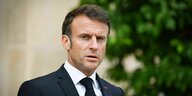 Porträt von Emmanuel Macron mit skeptischem Gesichtsausdruck