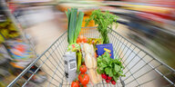 Einkaufswagen im Supermarkt mit Lebensmitteln geüllt