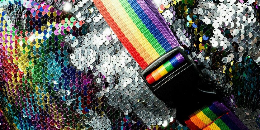 Glitzerpailletten und Gürtelschnalle in Regenbogenfarben