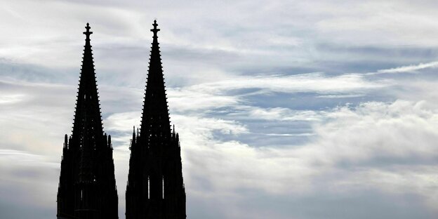 Die Doppelspitze des Kölner Dom ragt in den Abendhimmel