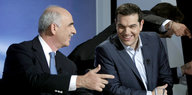 Evangelos Meimarakis (li.) im Gespräch mit Alexis Tsipras während des TV-Duells.