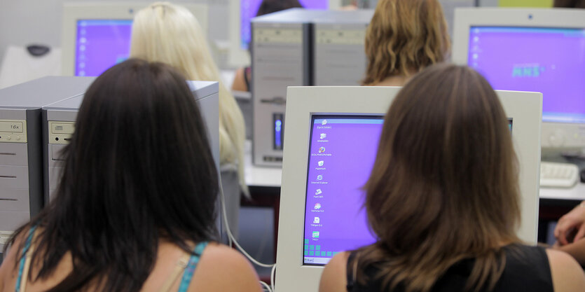 Menschen sitzen vor Computern