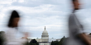 Zwei Personen - Bewegungsunschärfe - gehen am Capitol vorbei