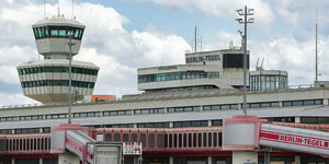 Blick auf Flughafengebäude und Tower des ehemaligen Flughafens Tegel