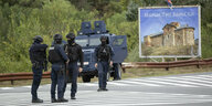 Polizisten stehen auf einer Straße in der Nähe des Banjska-Klosters