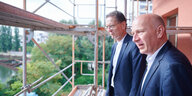 Senator Christian Gaebler und Bürgermeister Kai Wegner auf einer Baustelle
