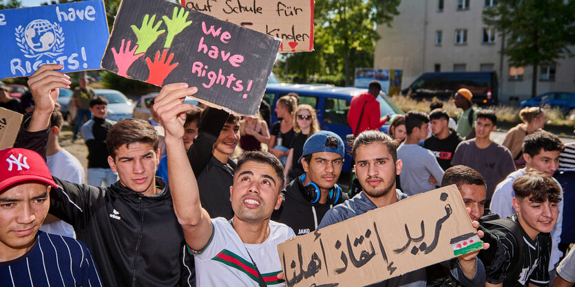 Geflüchtete Jugendliche demonstrieren für ihre Kinderrechte