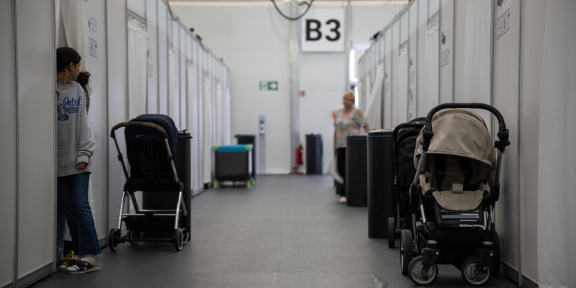 Blick entlang von Schlafquartieren in der Flüchtlingsunterkunft auf dem ehemaligen Flughafen Tegel