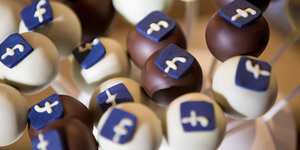 Schokoladenlollies mit Facebook-Logo