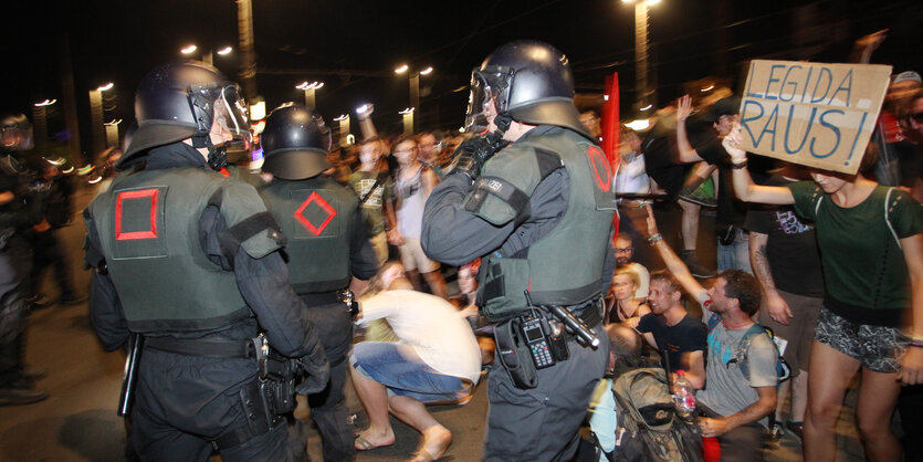 Gegendemonstranten blockieren in Leipzig