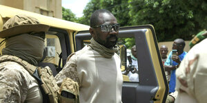 Staatschef Oberst Assimi Goita steigt aus einem Jeep, mit dunkler Sonnenbrille und heller Oberbekleidung