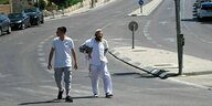 Zwei religiöse Männer unterwegs auf den leeren Straßen