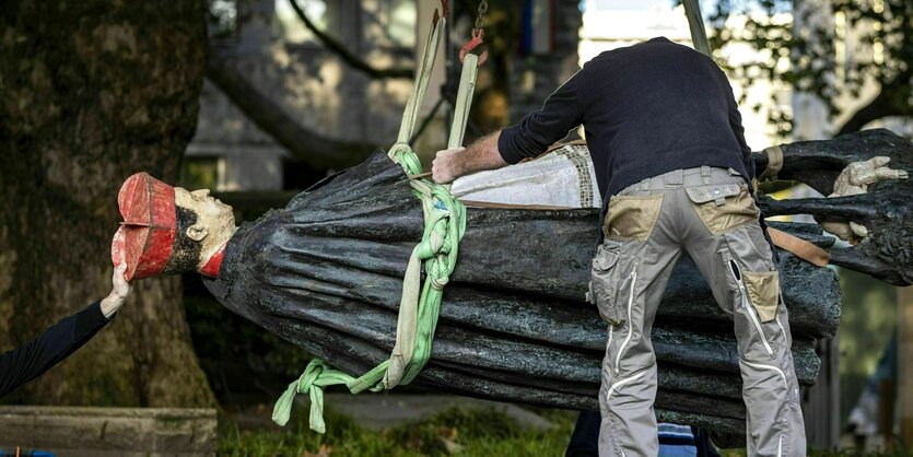 Die Skulptur des Essener Kardinals Franz Hengsbach wird nach der Demontage vor dem Essener Dom auf einen Lastwagen verladen.