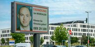 Riessiges Werbeplakat in der Innenstadt von Oberhausen: Fahnung nach Jan Marsalek mit Foto und "Können Sie Hinweise geben ?"