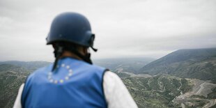 Ein Mitglied der EU-Beobachtungsmission ist an der Hakari-Brücke zu sehen