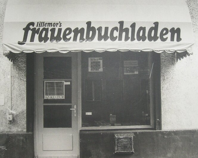 Schwarz-weiß Foto von Lillemor's Frauenbuchladen in den 70ern und 80ern