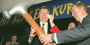 Eberhard Diepgen und Klaus-Rüdiger Landowsky schwingen einen Aufblas-Hammer