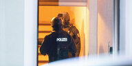 Nordrhein-Westfalen, Essen: Ein Polizist trägt beim Einsatz einen hydraulischen Türöffner.