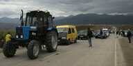 Eine sehr lange Schlange von verschiedensten Fahrzeugen aus Bergkarabach auf dem Weg nach Armenien nahe des Grenzortes Goris