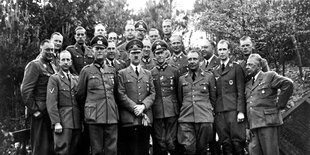 Nazis posieren in einem Gruppenfoto