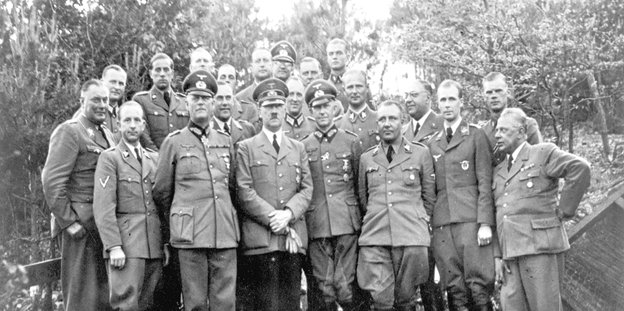 Nazis posieren in einem Gruppenfoto