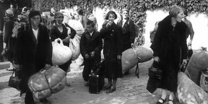 Tschechische Familien werden im Herbst 1938 von den Nazis aus dem Grenzgebiet vertrieben.