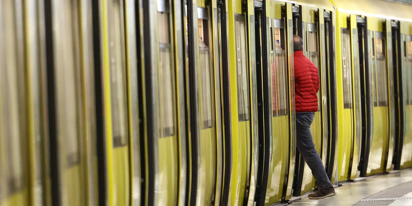 Ein Passagier steigt in einen Wagen der Berliner U-Bahn