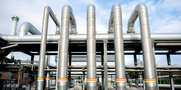 Zahlreiche Rohre verlaufen an einer technischen Anlage zur Verdichtung von Erdgas auf dem Gelände des Erdgasspeichers Rehden