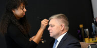 Robert Fico lässt sich vor einer Fernsehdebatte von einer Make-up-Künstlerin schminken