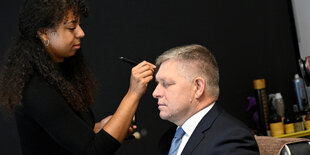 Robert Fico lässt sich vor einer Fernsehdebatte von einer Make-up-Künstlerin schminken