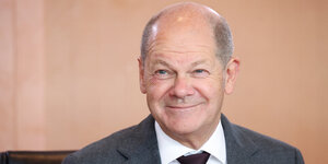 Olaf Scholz lächelt verhalten während der Kabinettsitzung