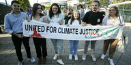 Die jugendlichen Kläger halten ein Transparent: United for Climate Justice