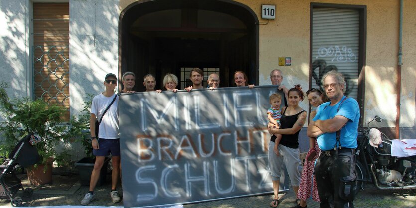 Demonstrierende vor dem Haus Seestraße 110