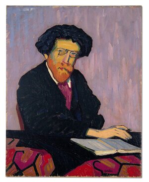 Gemaltes Porträt von Erich Mühsam mit dichtem schwarzen Haar und einem rötlichen Bart, wie er sich auf seinem Schreibtisch abstützt