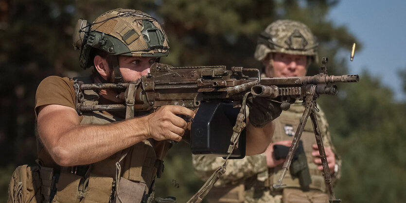 Zwei Soldaten mit einem Gewehr